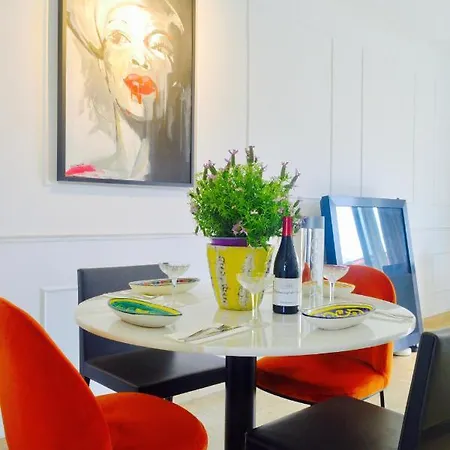 Elegant & Luminous 2-br - Center