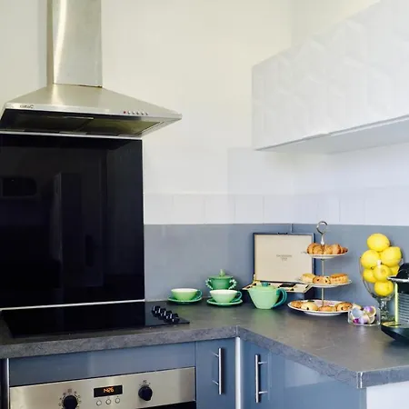 Elegant & Luminous 2-br - Center