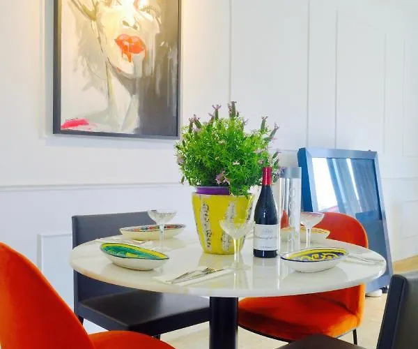 Elegant & Luminous 2-br - Center