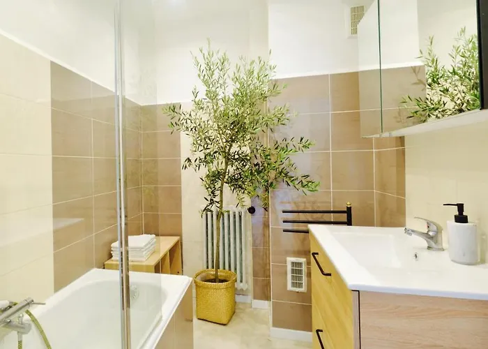 Elegant & Luminous 2-br - Center Antibes