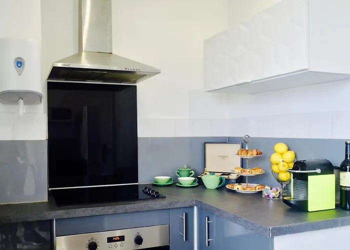 Elegant & Luminous 2-br - Center